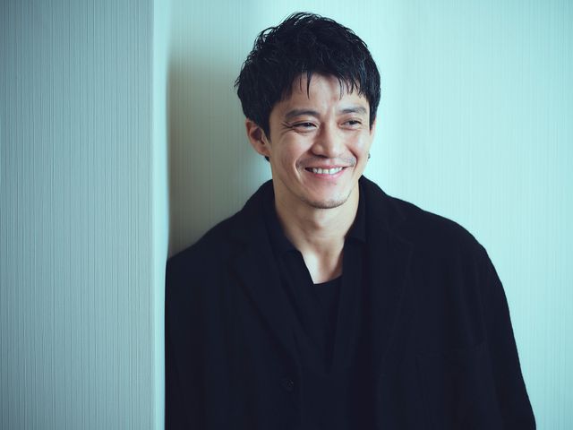 くしゃっと笑顔も…小栗旬インタビューカット集（2枚目）