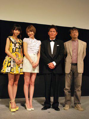 女優陣に囲まれる川田-左から大谷澪、花井瑠美、川田、金子修介監督