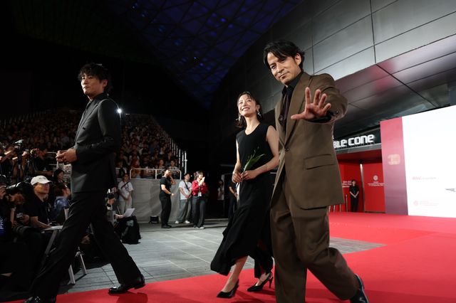 第30回釜山国際映画祭レッドカーペットを歩いた藤井道人監督、藤崎ゆみあ、岡田准一
