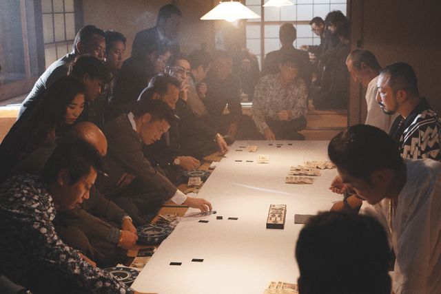 『孤狼の血 LEVEL2』播戸竜二が賭場で真剣勝負！（2枚目）