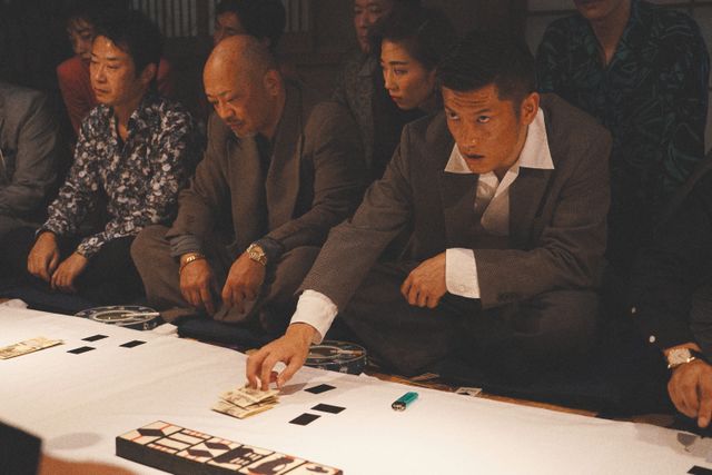『孤狼の血 LEVEL2』播戸竜二が賭場で真剣勝負！（3枚目）