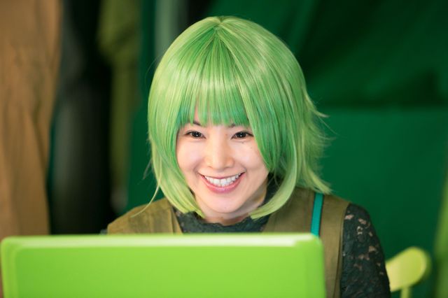 小西真奈美が全身緑のぶっとびキャラを好演！