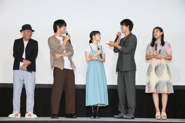 広瀬すず＆山崎賢人がサプライズで高校訪問！フォトギャラリー（2枚目）