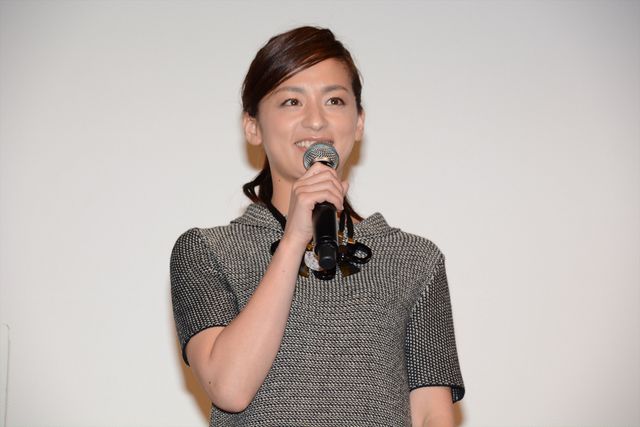 尾野真千子、娘に虐待する母親役でも現場では和気あいあい！　らせん階段で『アナ雪』熱唱　画像ギャラリー（4枚目）