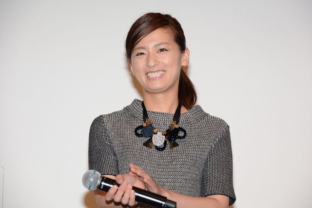 尾野真千子、娘に虐待する母親役でも現場では和気あいあい！　らせん階段で『アナ雪』熱唱　画像ギャラリー（6枚目）