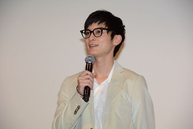 尾野真千子、娘に虐待する母親役でも現場では和気あいあい！　らせん階段で『アナ雪』熱唱　画像ギャラリー（8枚目）