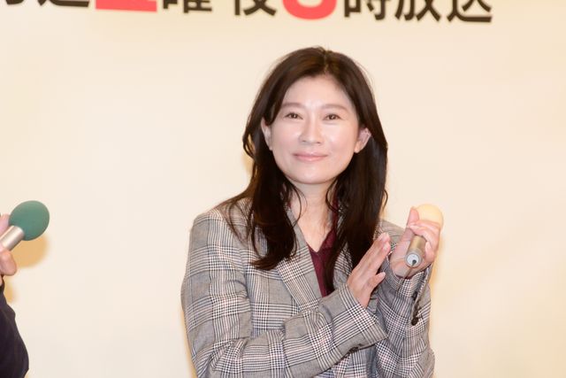 篠原涼子、ジャージ姿で登場！山崎育三郎、高橋克典らと「ハイエナ」記者会見（5枚目）