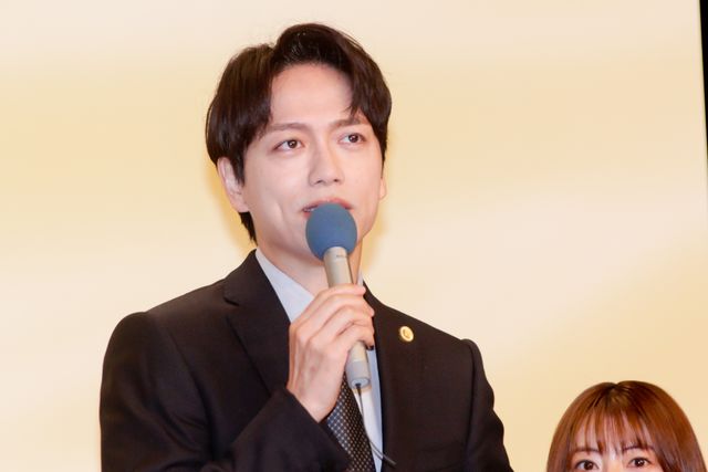 篠原涼子、ジャージ姿で登場！山崎育三郎、高橋克典らと「ハイエナ」記者会見（8枚目）