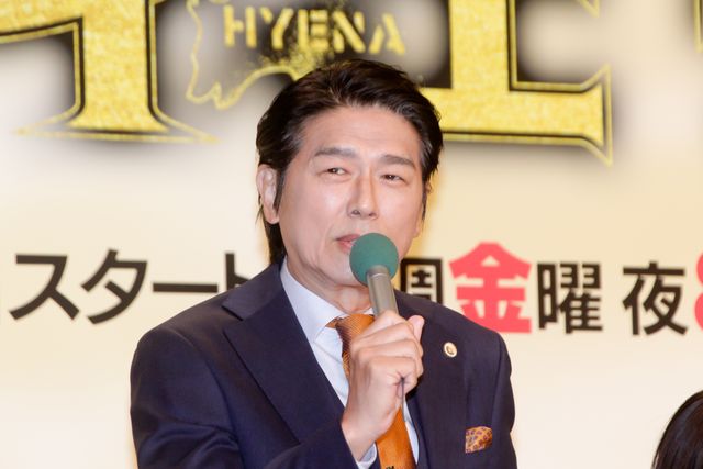 篠原涼子、ジャージ姿で登場！山崎育三郎、高橋克典らと「ハイエナ」記者会見（13枚目）
