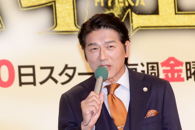 篠原涼子、ジャージ姿で登場！山崎育三郎、高橋克典らと「ハイエナ」記者会見（14枚目）