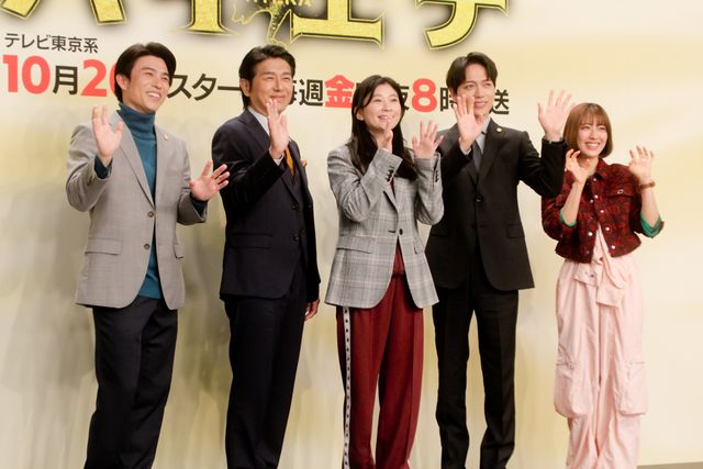 篠原涼子、ジャージ姿で登場！山崎育三郎、高橋克典らと「ハイエナ」記者会見（16枚目）