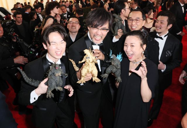 『ゴジラ-1.0』チームがゴジラシューズでレッドカーペット登場！：フォトギャラリー｜シネマトゥデイ