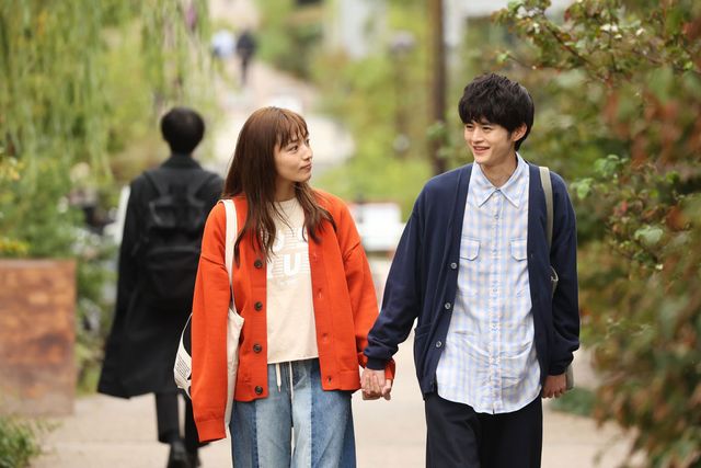 手をつなぐ川口春奈“紬”と鈴鹿央士“湊斗”「silent」第4話より：フォトギャラリー