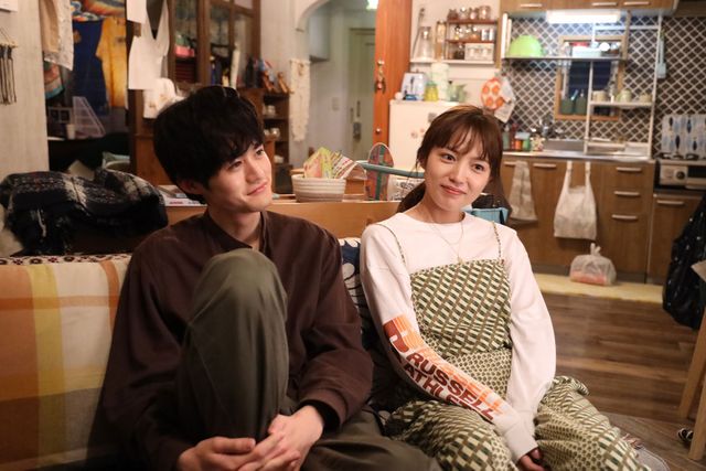 手をつなぐ川口春奈“紬”と鈴鹿央士“湊斗”「silent」第4話より（3枚目）