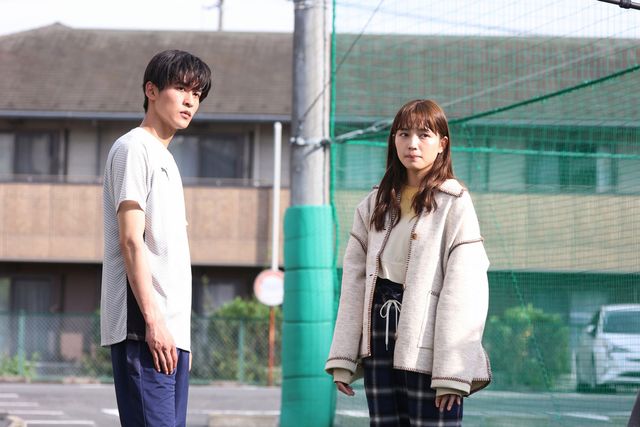 手をつなぐ川口春奈“紬”と鈴鹿央士“湊斗”「silent」第4話より（4枚目）