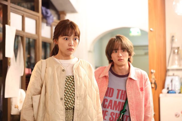 手をつなぐ川口春奈“紬”と鈴鹿央士“湊斗”「silent」第4話より（5枚目）