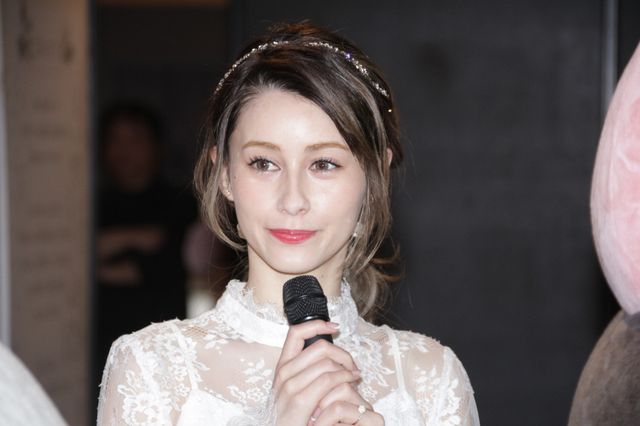 ダレノガレ明美「うさぎのモフィ」と2ショット「うさぎのモフィ10th展」オープニングイベント:フォトギャラリー