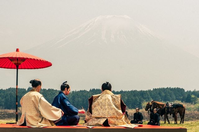 信長を接待…【どうする家康】第26回「ぶらり富士遊覧」の場面写真（2枚目）