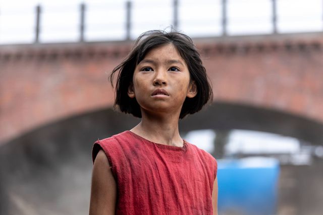 Netflixシリーズ「地獄に堕ちるわよ」メイキングより幼少期の細木数子（渡瀬結美）
