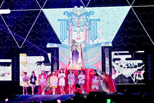 メガ幸子、高橋みなみにバカラのグラス贈る　画像ギャラリー：フォトギャラリー