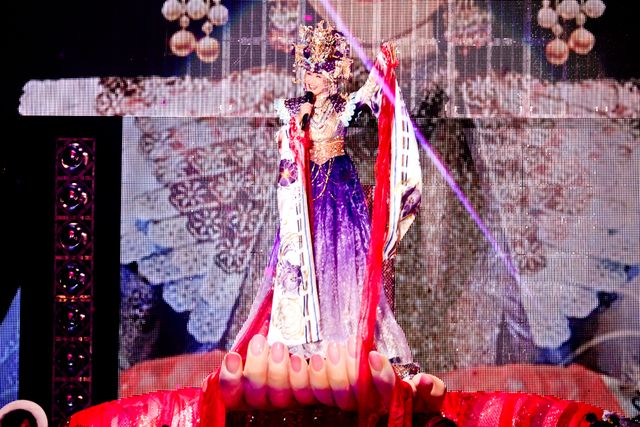 メガ幸子、高橋みなみにバカラのグラス贈る　画像ギャラリー（2枚目）