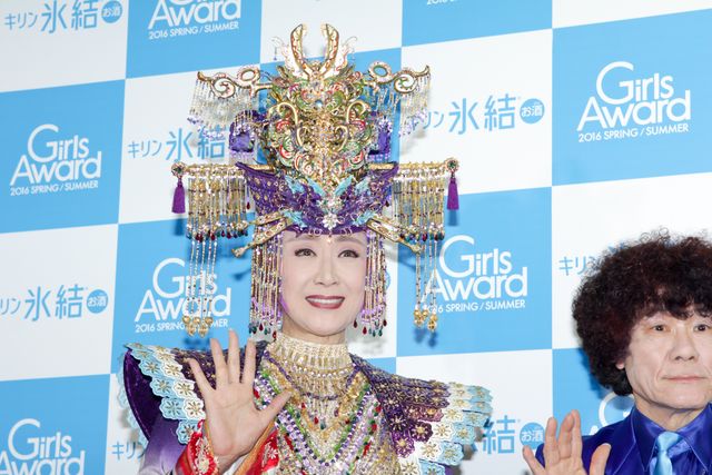 メガ幸子、高橋みなみにバカラのグラス贈る　画像ギャラリー（8枚目）