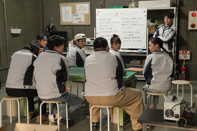 うつむく貴司…「舞いあがれ！」第122回の場面写真（5枚目）