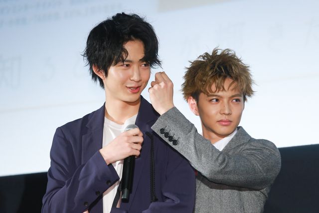 佐藤大樹、鈴木仁に“つまクル”！映画『4月の君、スピカ。』初日舞台あいさつ（3枚目）