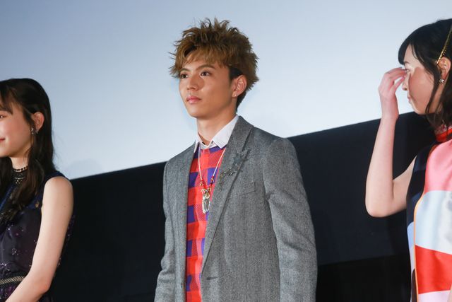 佐藤大樹、鈴木仁に“つまクル”！映画『4月の君、スピカ。』初日舞台あいさつ（6枚目）