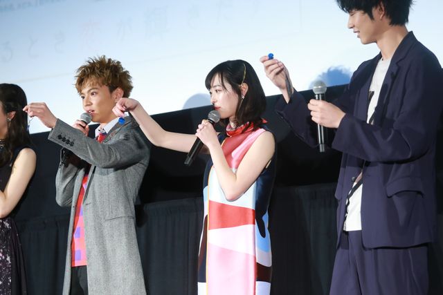 佐藤大樹、鈴木仁に“つまクル”！映画『4月の君、スピカ。』初日舞台あいさつ（21枚目）