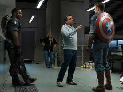 キャプテン・アメリカはより複雑なキャラクターに！-クリス・エヴァンスを演出中のアンソニー・ルッソ監督（中央）