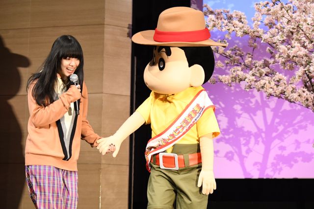 仲良し!あいみょん、しんちゃんと手つなぎ登場:フォトギャラリー