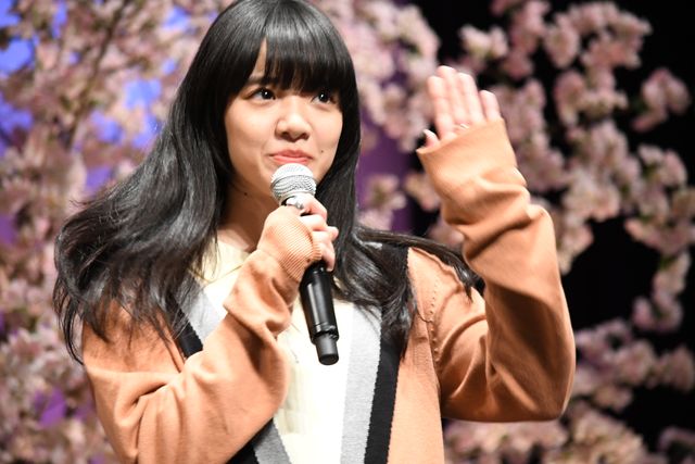 仲良し！あいみょん、しんちゃんと手つなぎ登場（2枚目）