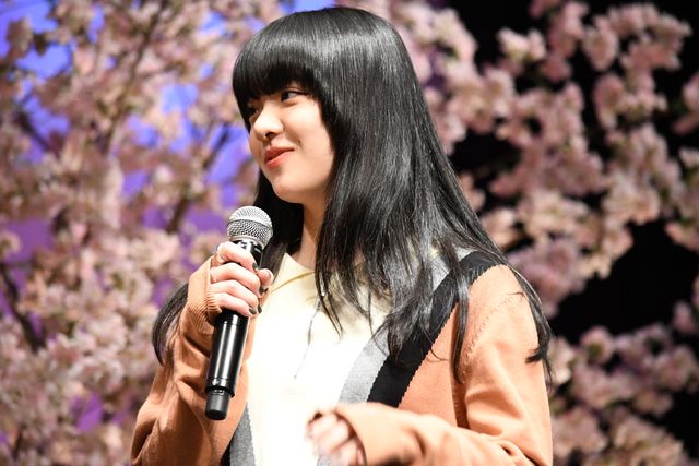 仲良し！あいみょん、しんちゃんと手つなぎ登場（3枚目）