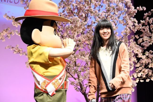 仲良し！あいみょん、しんちゃんと手つなぎ登場（4枚目）