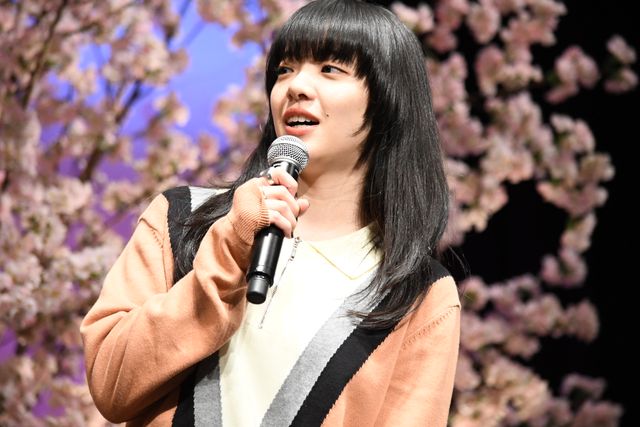 仲良し！あいみょん、しんちゃんと手つなぎ登場（5枚目）
