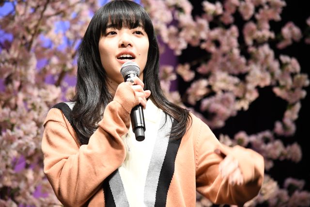 仲良し！あいみょん、しんちゃんと手つなぎ登場（6枚目）