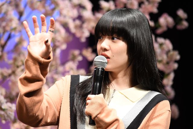 仲良し！あいみょん、しんちゃんと手つなぎ登場（8枚目）