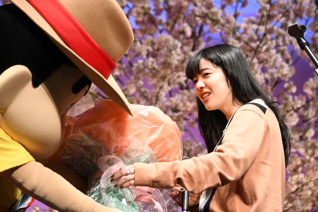 仲良し！あいみょん、しんちゃんと手つなぎ登場（9枚目）