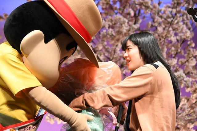 仲良し！あいみょん、しんちゃんと手つなぎ登場（10枚目）