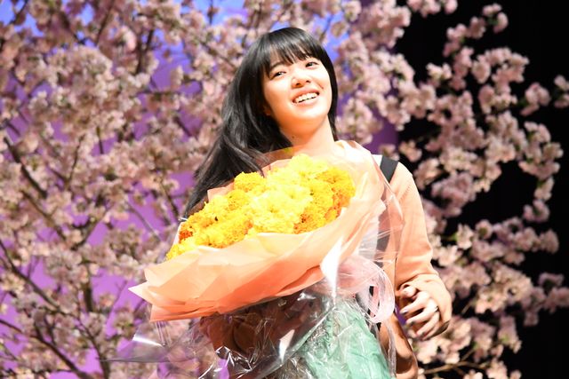 仲良し！あいみょん、しんちゃんと手つなぎ登場（11枚目）