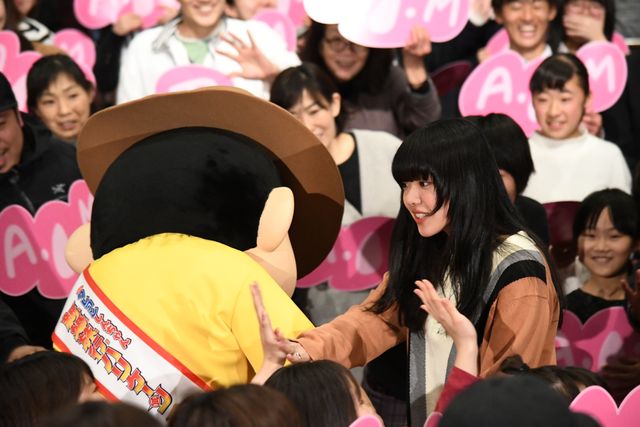 仲良し！あいみょん、しんちゃんと手つなぎ登場（12枚目）