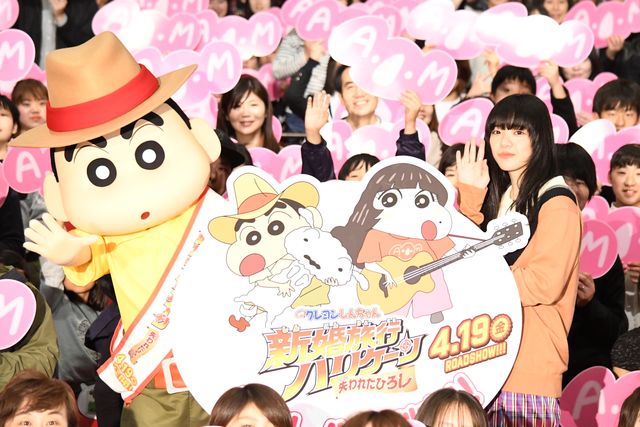 仲良し！あいみょん、しんちゃんと手つなぎ登場（14枚目）