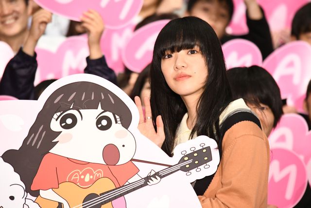 仲良し！あいみょん、しんちゃんと手つなぎ登場（15枚目）