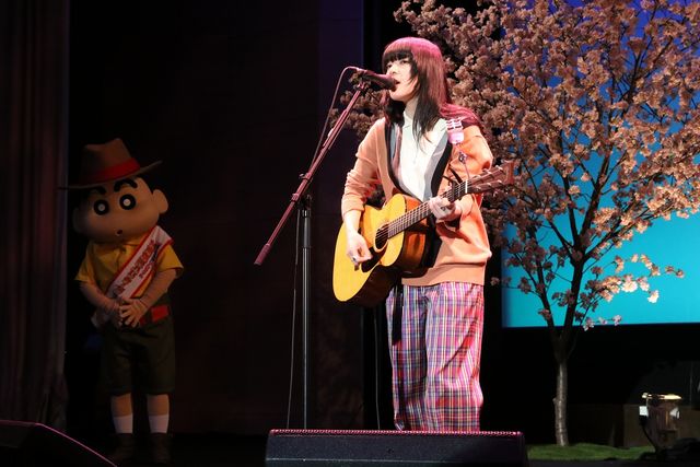 仲良し！あいみょん、しんちゃんと手つなぎ登場（17枚目）