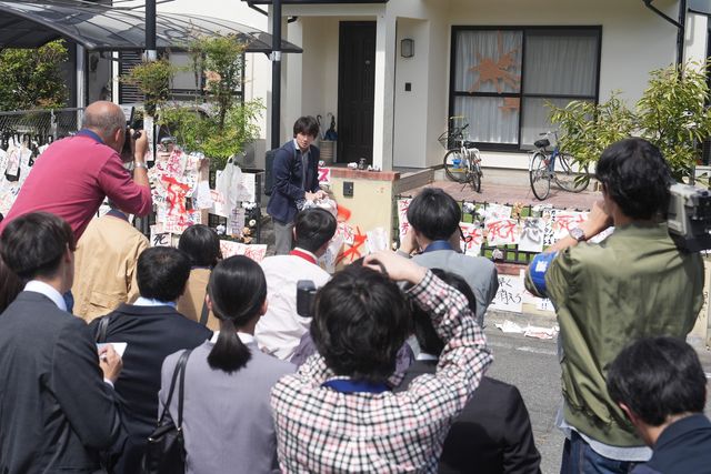 自宅を報道陣に囲まれ…！『でっちあげ　～殺人教師と呼ばれた男』場面写真