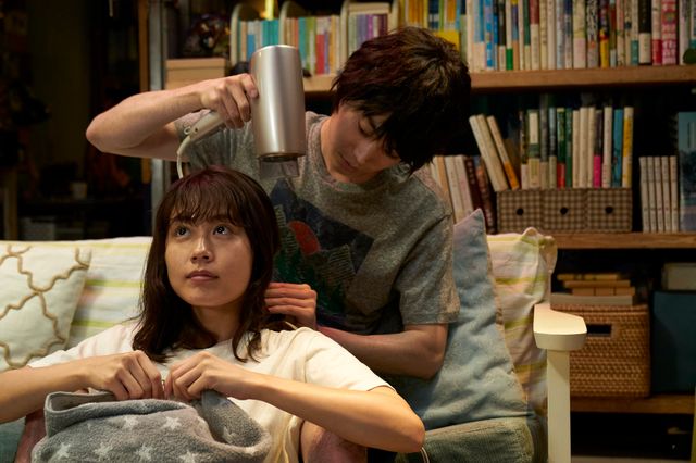 有村架純の髪を乾かす菅田将暉…『はな恋』同棲シーン（5枚目）