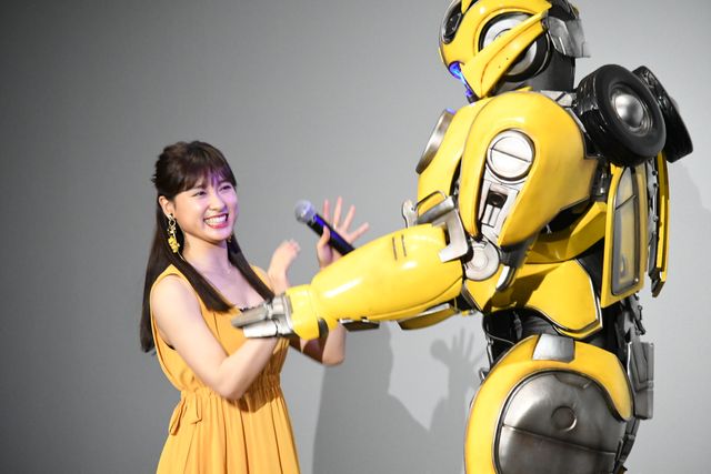 土屋太鳳とバンブルビー！公開記念舞台あいさつ（2枚目）