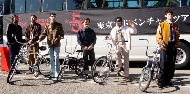 ダファー兄弟とフィン・ヴォルフハルト、ゲイテン・マタラッツォ、ケイレブ・マクロクリン、ノア・シュナップ