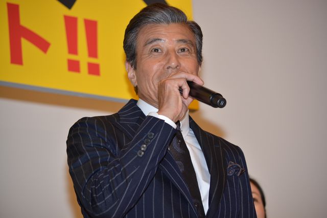 黒木瞳＆広末涼子、舘ひろしに花束プレゼント！『終わった人』初日舞台あいさつ（2枚目）